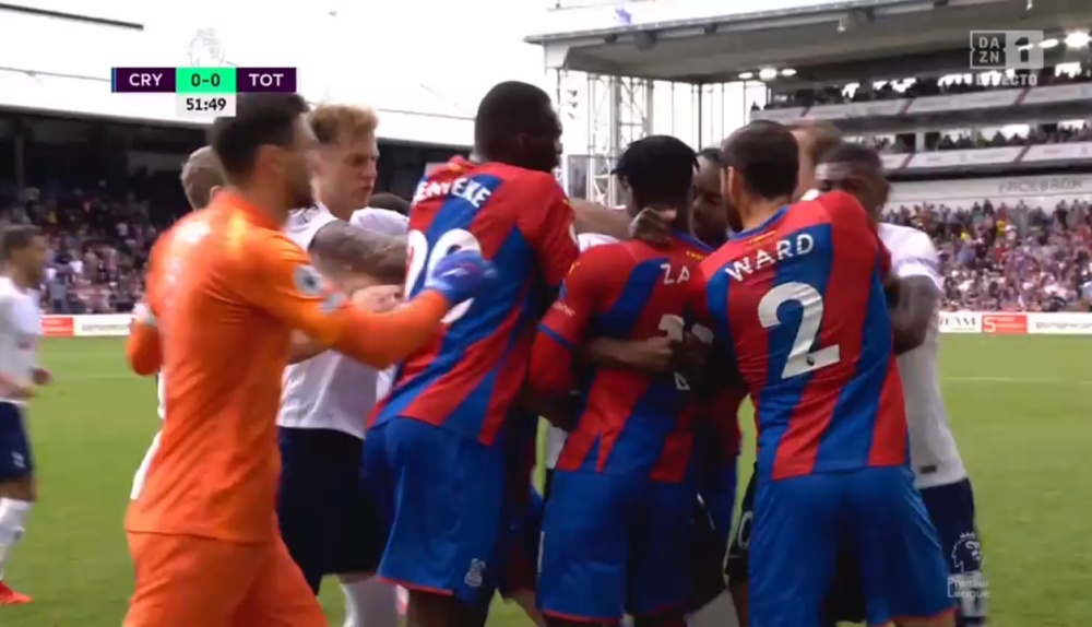 Zaha y Tanganga se enfrentaron en el Palace-Tottenham. Captura/DAZN