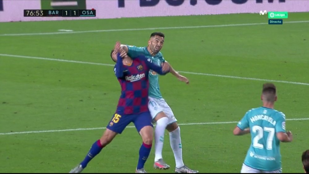 Enric Gallego fue expulsado por un codazo que dejó sangrando a Lenglet. Captura/Movistar