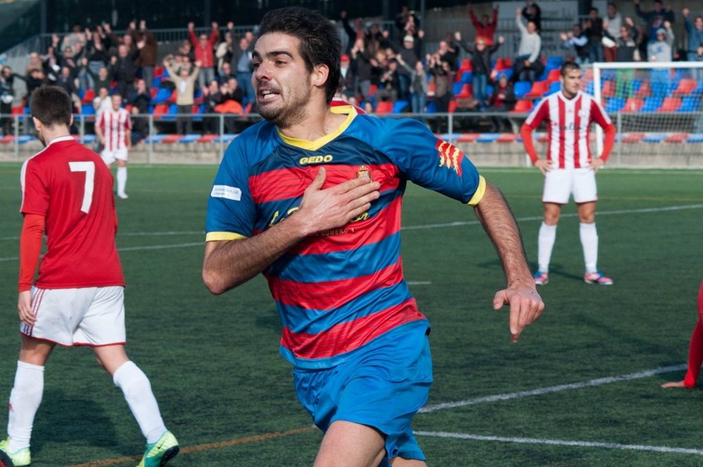 Enric Pi, celebrando un gol mientras señala el escudo del Llagostera. Twitter