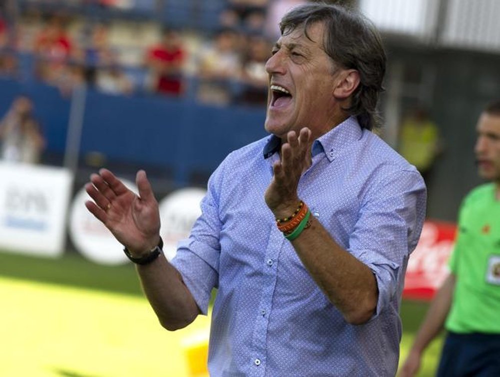Enrique Martín, entrenador de Osasuna, anima a los suyos ante el Numancia. EFE