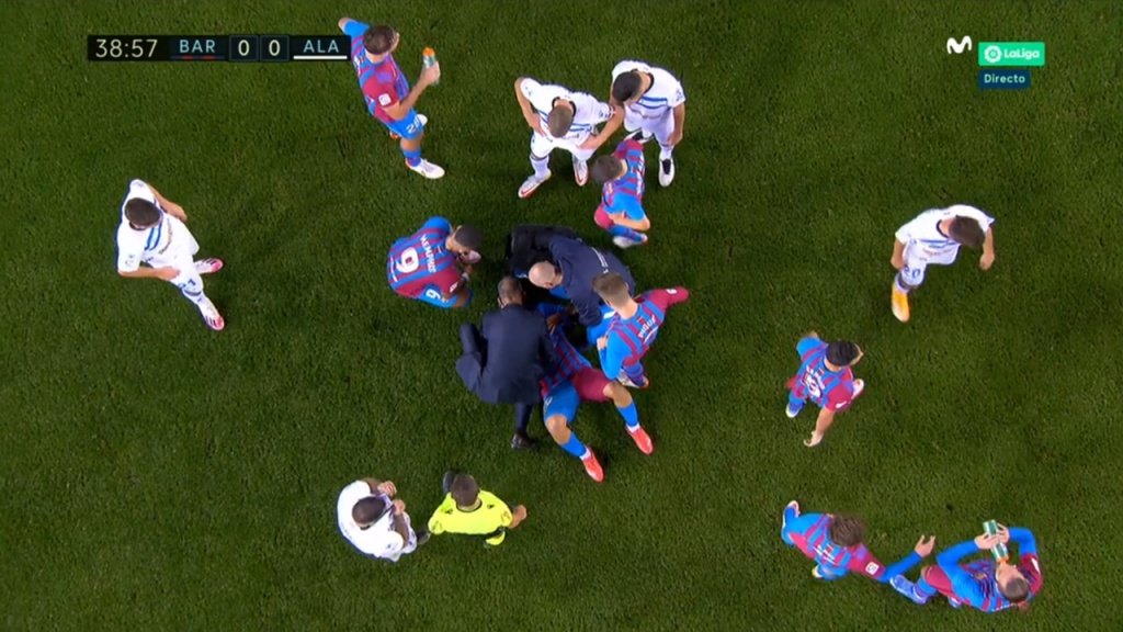 Aguero took his hand to his chest and left the Camp Nou in an ambulance. Screenshot/MovistarLaLiga