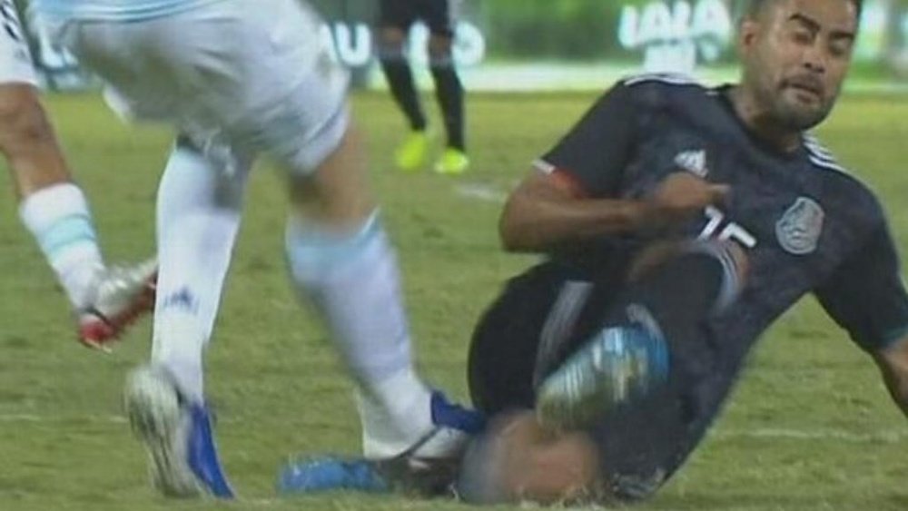 Una entrada de Gaich provocó una gran bronca entre Argentina y México. Captura/ESPN
