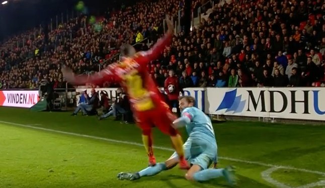 Terrorífica entrada en un partido de Holanda