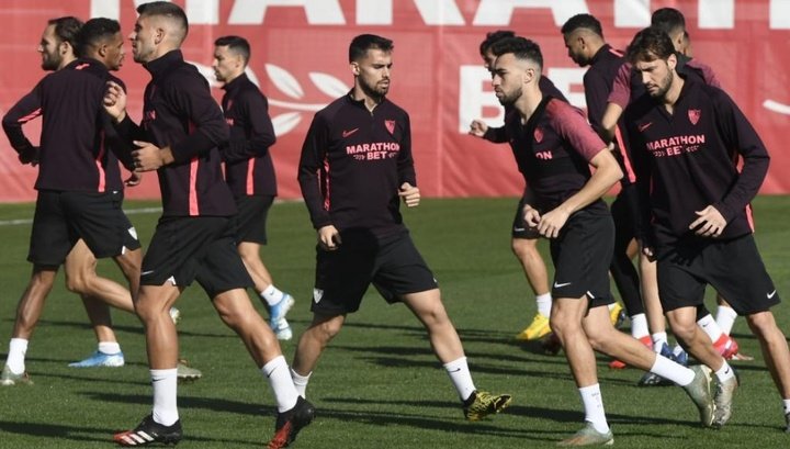 El Sevilla volvió a los entrenamientos sin Óliver Torres ni Banega
