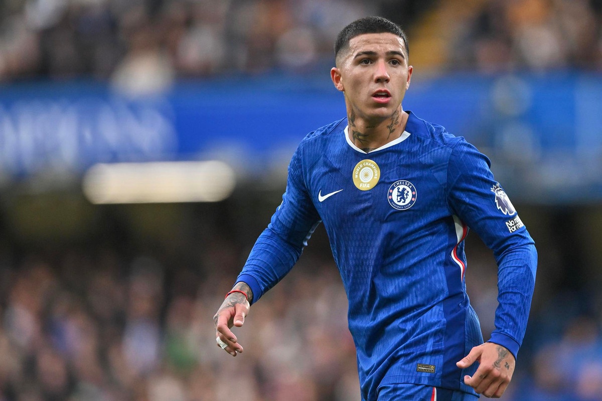 Chelsea star Enzo Fernandez considers options as PSG look on