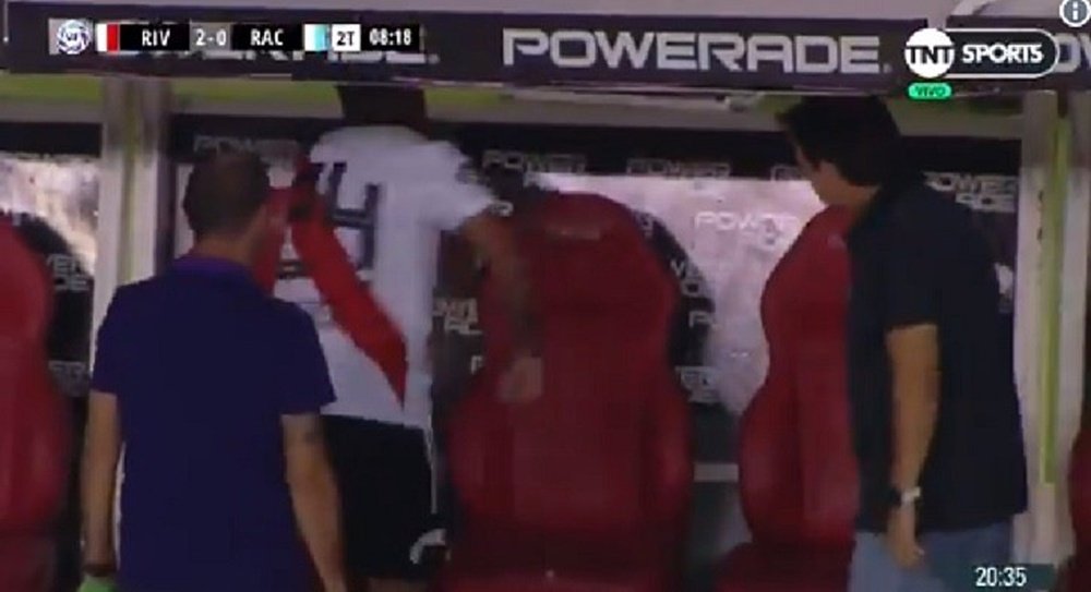 Enzo Pérez se descargó con el banquillo. Captura/TNTSports