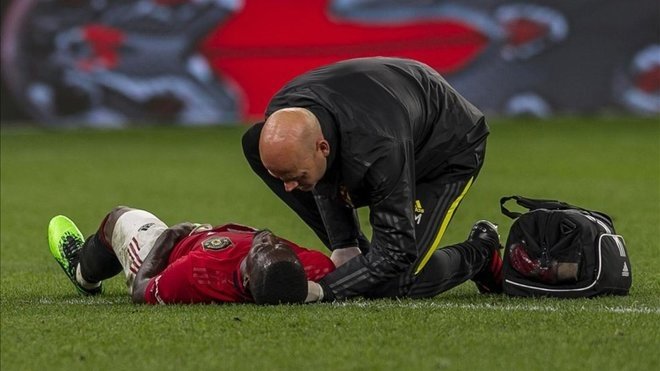 Bailly arrives back in Manchester in full leg brace and wheelchair