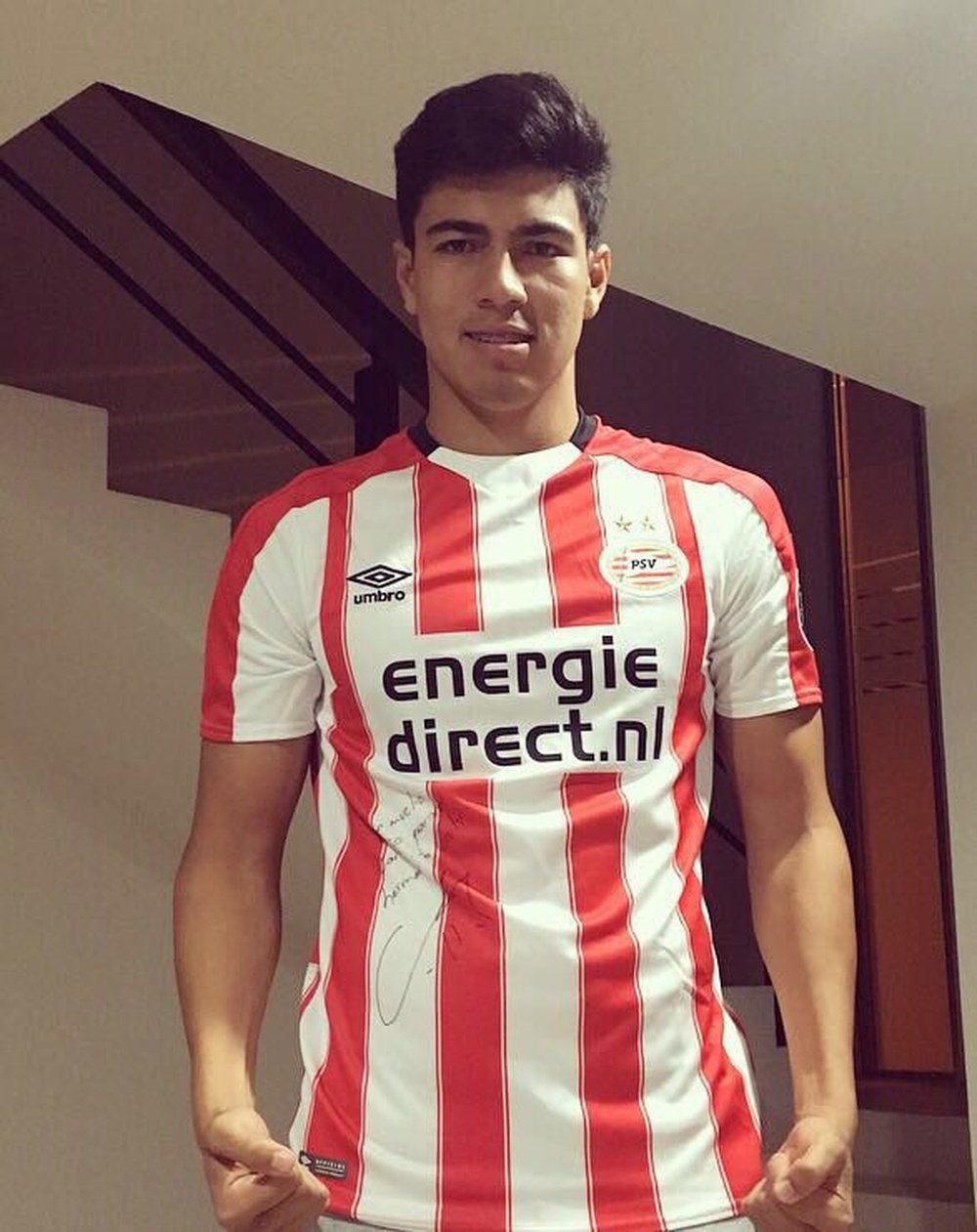 Gutiérrez posó con la camiseta de su compañero. ErickGutiérrez