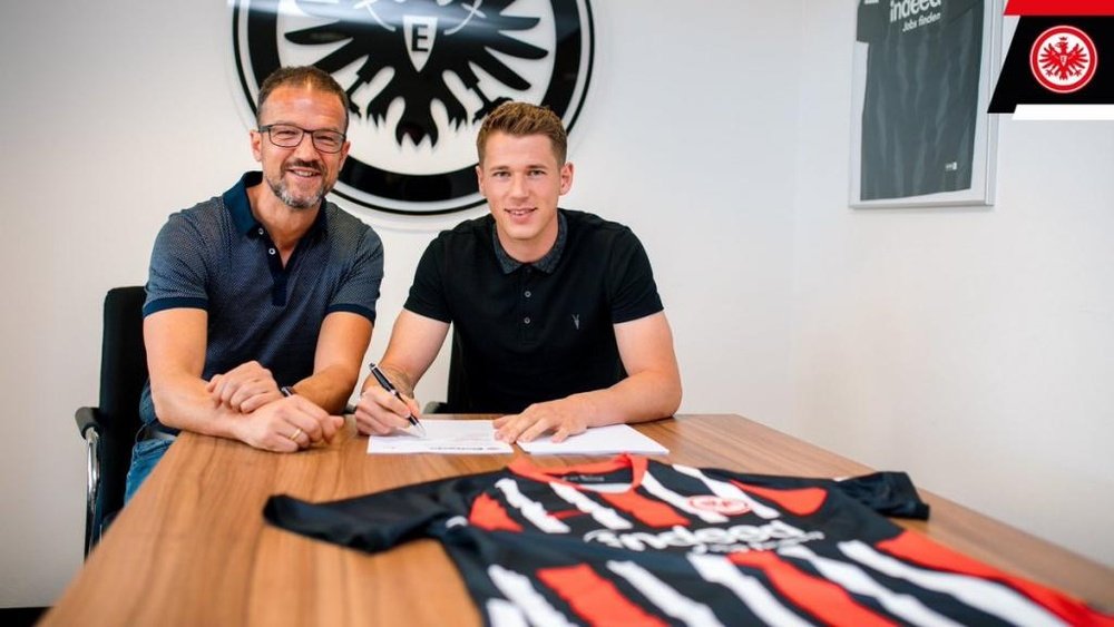 Durm firma con el Eintracht de Frankfurt. Twitter/Eintracht_esp