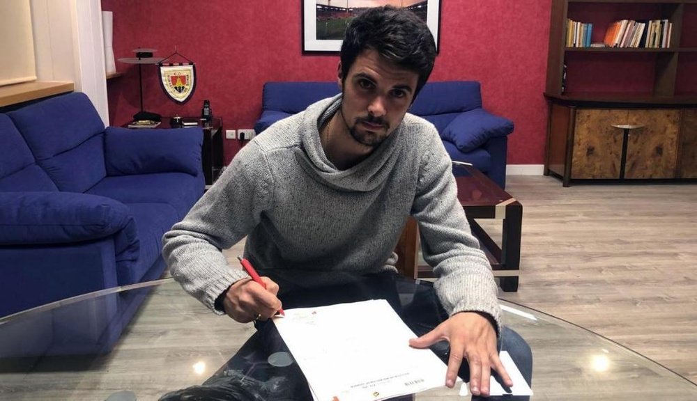 Erik Morán estampó su firma como nuevo futbolista del Numancia. CDNumancia