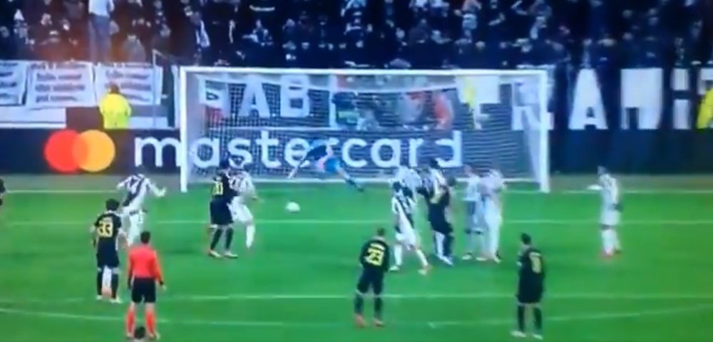 Eriksen's free-kick made it 2-2 in Turin. Twitter