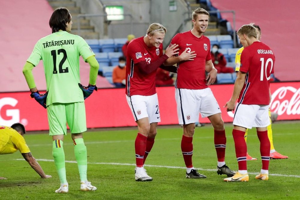 Erling Haaland, Kristoffer Ajer y Martin Odegaard celebran un gol ante la mirada de Ciprian Tatarusanu en un Noruega-Rumanía. EFE/EPA/Vidar Ruud
