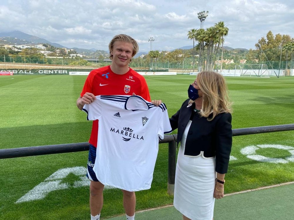 Haaland posó con la camiseta del Marbella. AytoDeMarbella