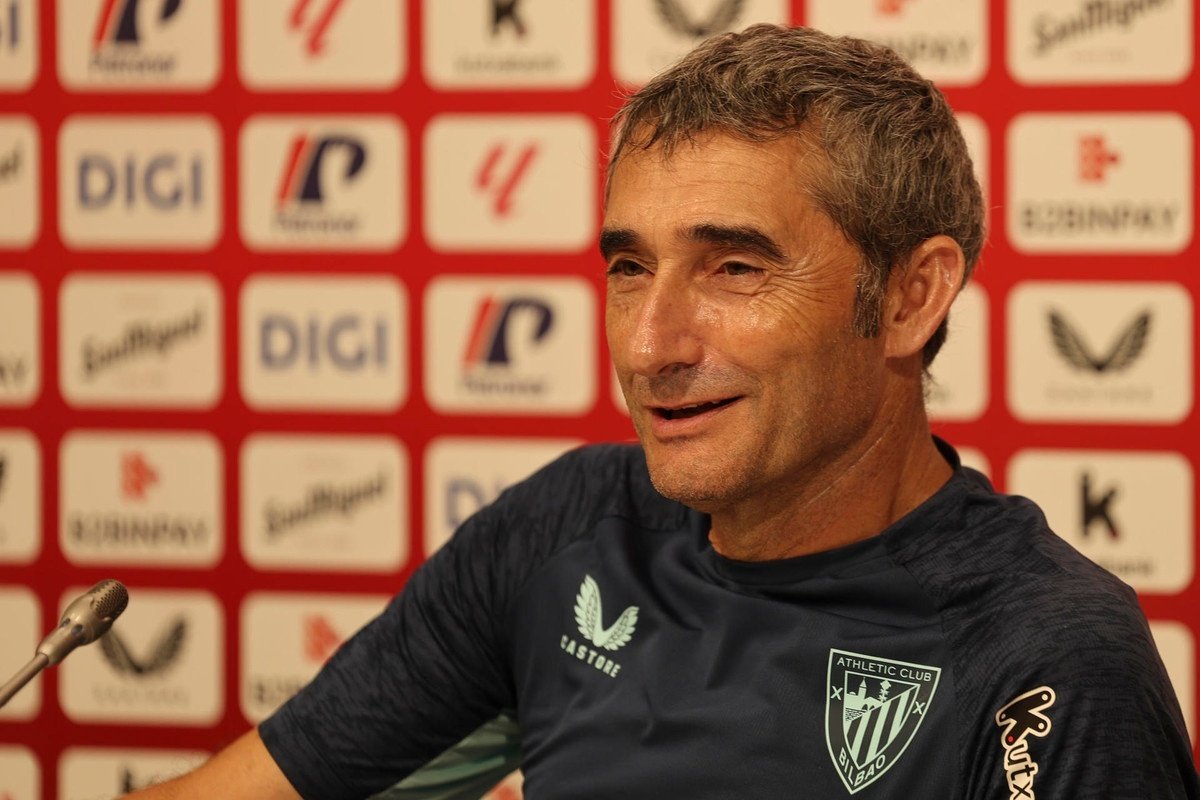 Valverde se mostró encantado con tener a Nico en la plantilla. EFE/Luis Tejido