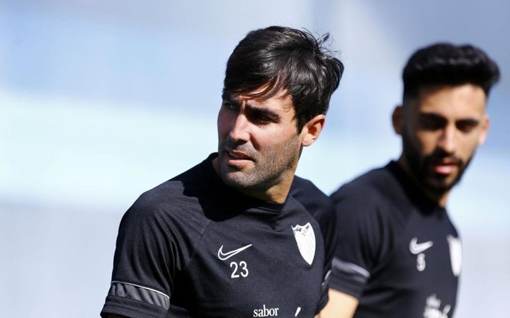 Escassi (i) y Juande (d) entran al campo para formar parte del entrenamiento del Málaga en el Anexo (03-03-22). Marilú Baez