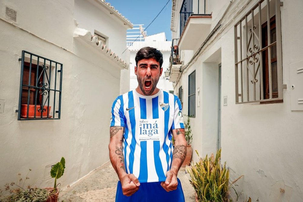 Malaga revient au bleu classique pour son nouveau maillot. MálagaCF