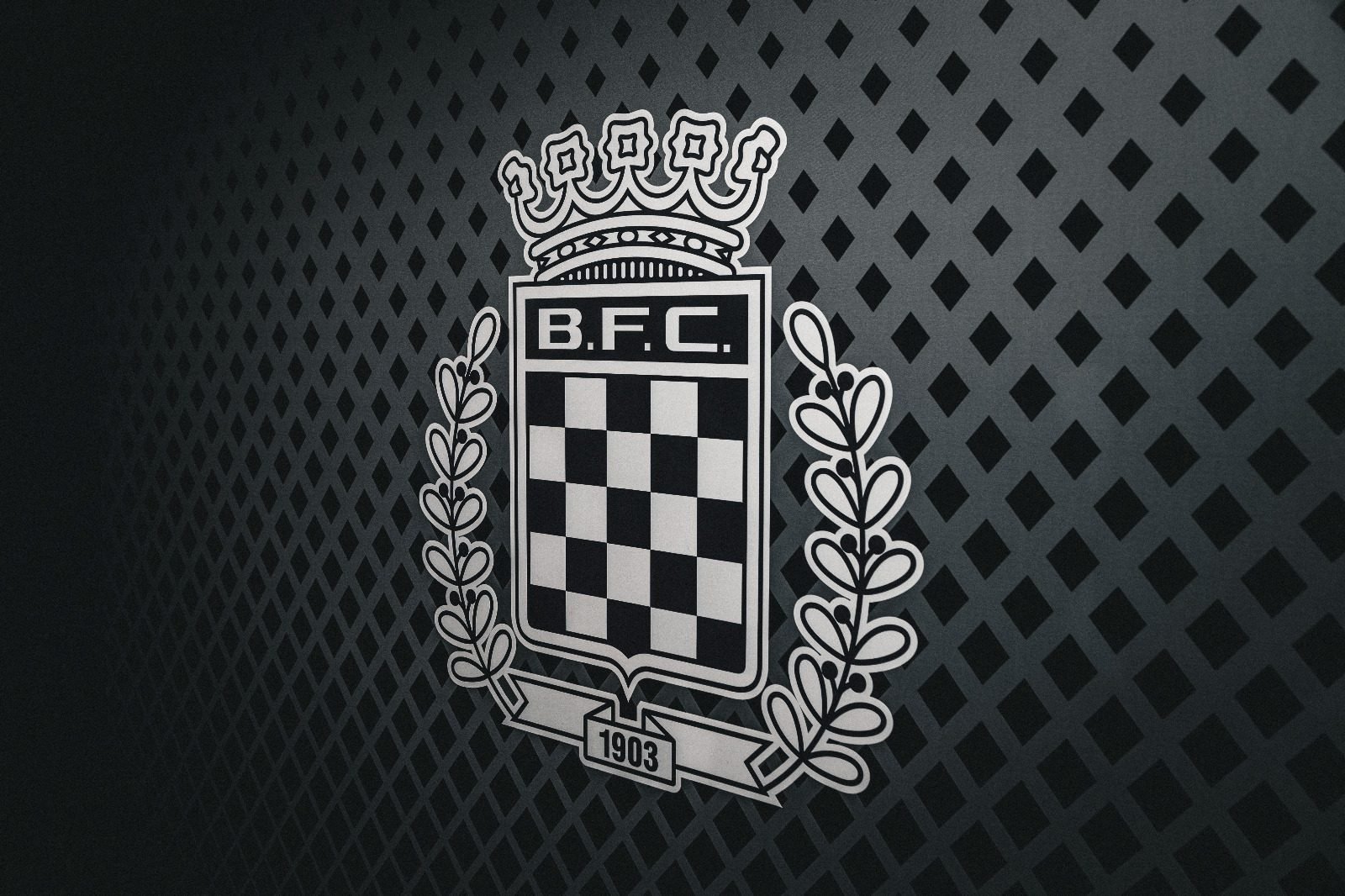 El Boavista vive sus horas más oscuras. Tras descender este curso de la Primera División, la terrible situación financiera ha provocado que el club, sin medios económicos y ahogado por las deudas, caiga fuera del fútbol profesional de Portugal. Los 'ajedrezados' son, junto el Os Belenenses, el único equipo que le ha quitado una liga a Oporto, Benfica y Sporting CP.