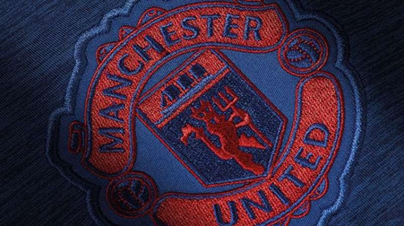 Manchester United presentó su nueva camiseta suplente
