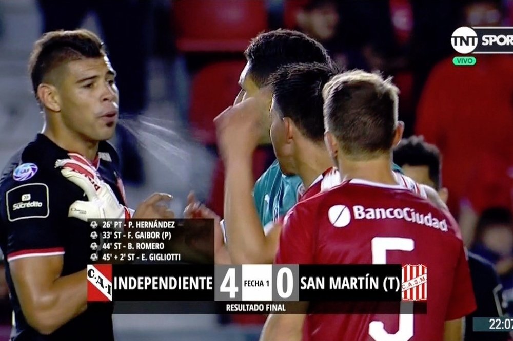 Feo gesto en el partido entre Independiente y San Martín. Twitter/TNTSportsLA