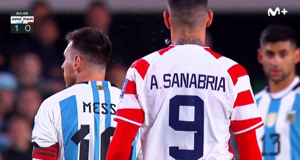Messi, após o cuspe de Sanabria: Não sei nem quem é esse garoto.. Captura/Movistar+