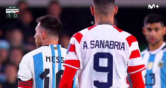 Leo Messi, durante o jogo entre a Argentina e o Paraguai, recebeu um escarro de Antonio Sanabria, ex-jogador do Barcelona B, Sporting de Gijón e Real Betis, e atualmente jogador do Torino. Após o jogo, ele admitiu não saber 