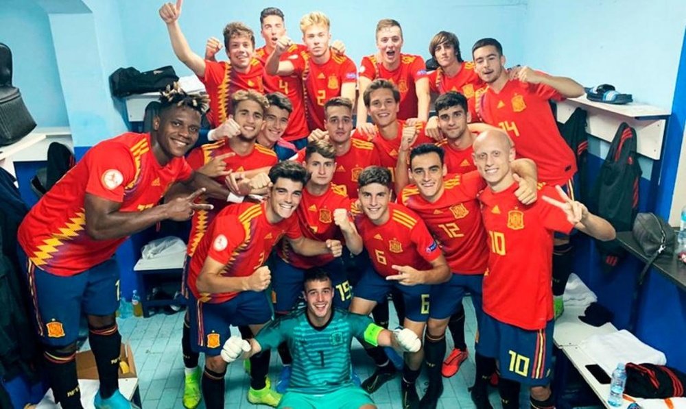 España Sub 19 celebra la victoria por 0-4 a Serbia. EFE