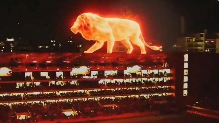 Un lion géant sur le toit du stade de l'Estudiantes