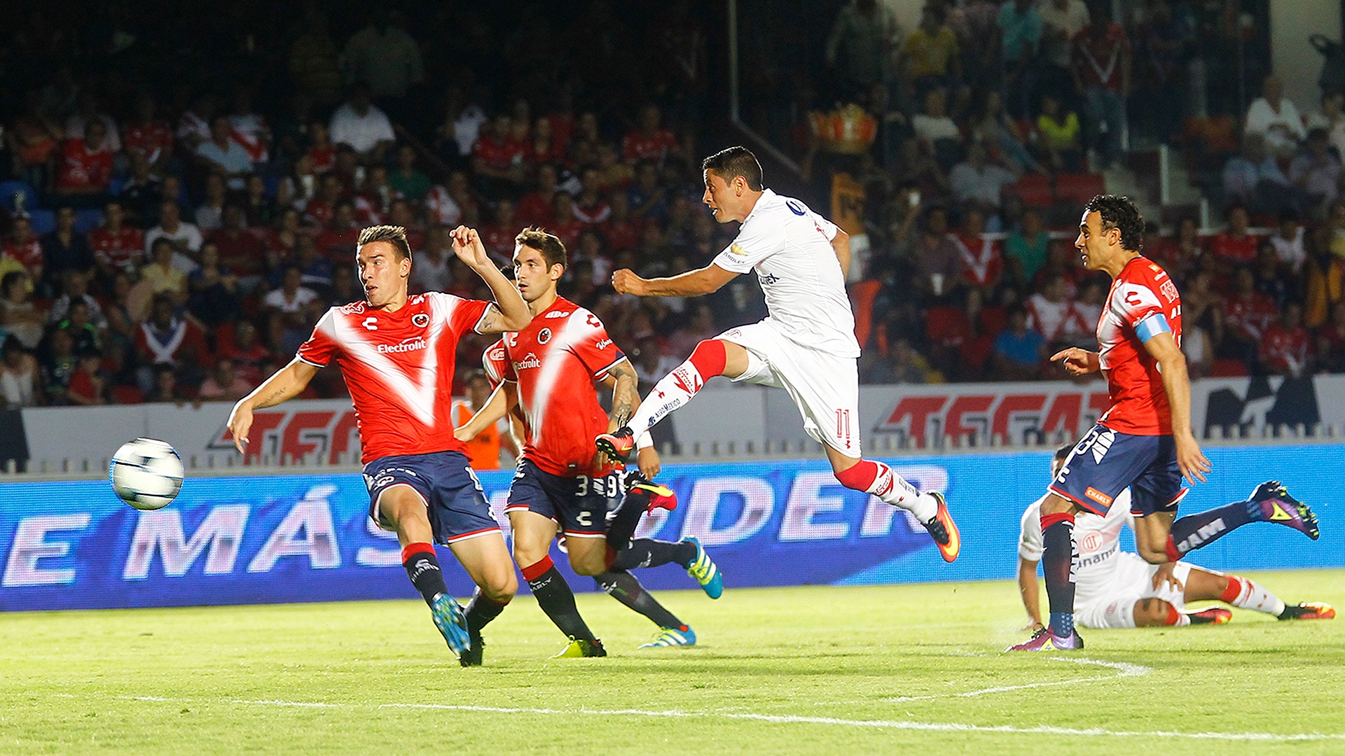 Esquivel chuta a puerta para anotar el gol del empate a uno en el partido de Toluca contra los Tiburones Rojos, en Veracruz, en el Apertura 2016. TolucaFC