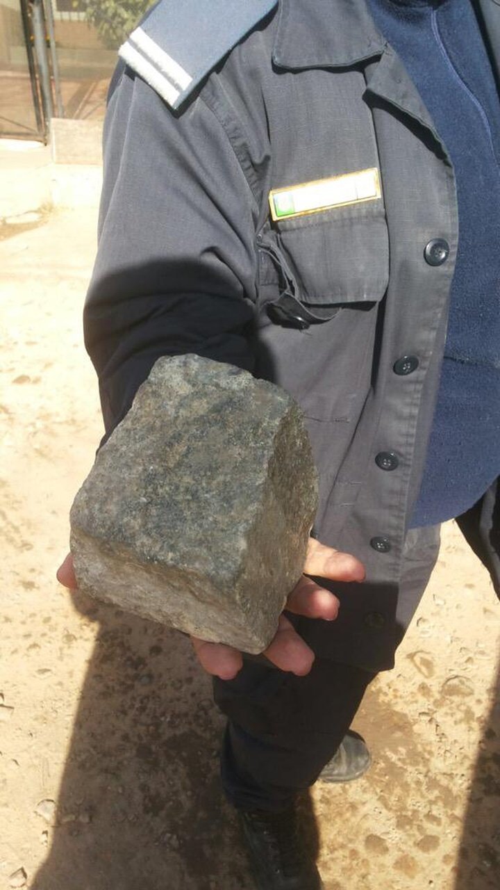 Un aficionado lanza una piedra a un juvenil del Chacarita
