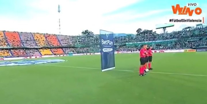 Insólito: el árbitro inició el partido... ¡sin los futbolistas!
