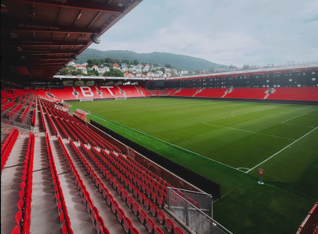 El SK Brann solo ha jugado dos temporadas en su historia en la Segunda de Noruega. La última fue en 2022, donde contó con los goles de Bard Finne y Niklas Castro para volver a la élite. Y ahora, podrían estar también presentes en la Champions League, torneo (en su fase previa) que no juega el club desde 2008.