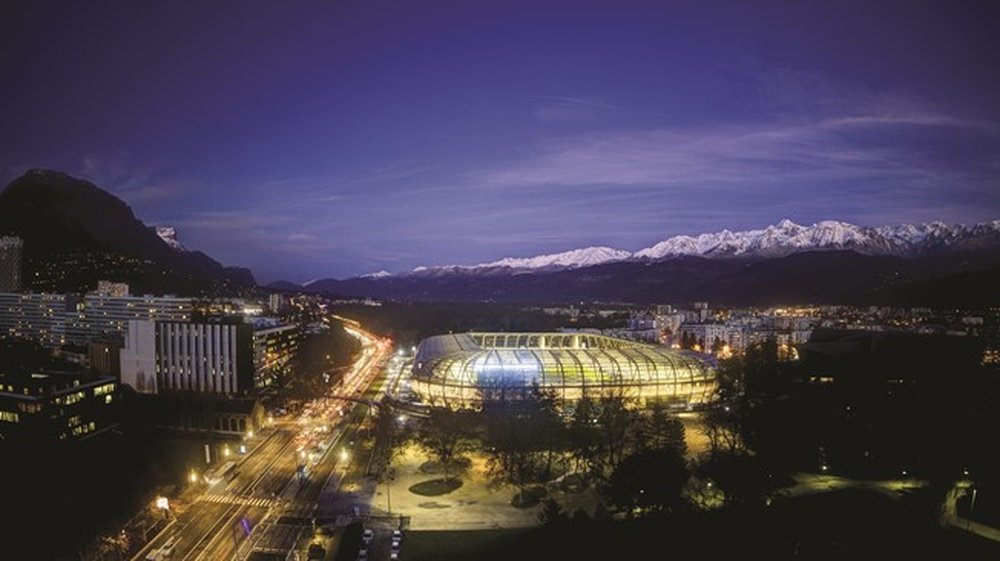 Los Alpes, al fondo, coronan al estadio de Grenoble. EFE