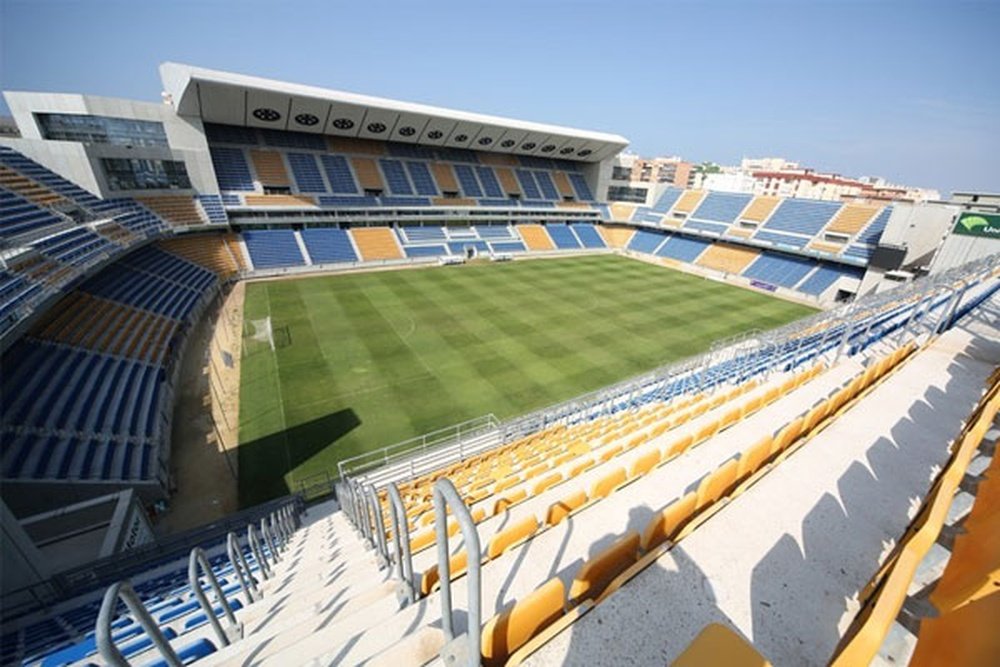 El Cádiz también tuvo su propio botellazo esta jornada. CadizCF