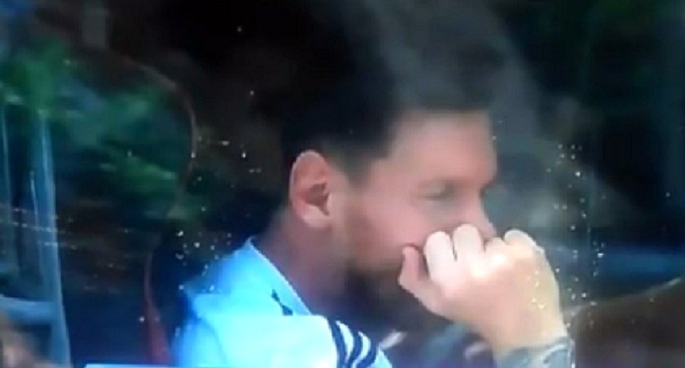 Messi, cabizbajo por la lesión de Lanzini. Captura/TyCSports