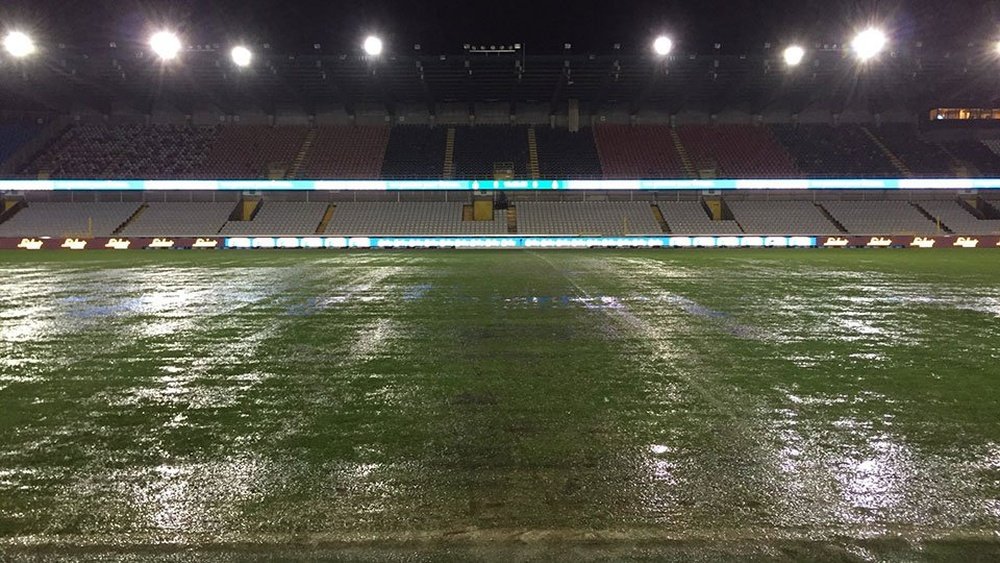 Las lluvias caídas sobre Brujas dejaron impracticable el Estadio Jan Breydel. Twitter