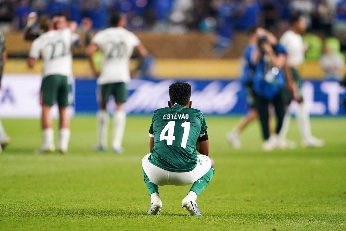 Montaña rusa de emociones para Estevao en el Palmeiras-Chelsea. Durante el partido, fue el más encimado y buscado por el equipo inglés en cada lance. Una vez terminó, acabó bromeando con varios de los que serán sus futuros compañeros. Fue el 'MVP' pese a su floja primera parte.