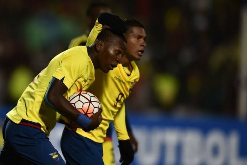 El combinado ecuatoriano se llevó los tres puntos en el tramo final de partido. AFP