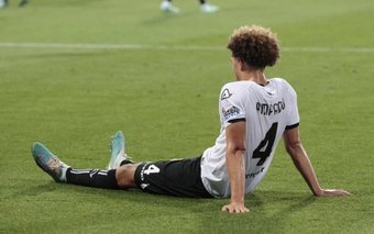 Ethan Ampadu sufrió este domingo un nuevo descenso en su carrera. Lo hizo con la camiseta del Spezia, que perdió el partido final por la salvación con el Hellas Verona. El internacional por gales ya bajó previamente con Sheffield United (2020-21) y Venezia (2021-22).