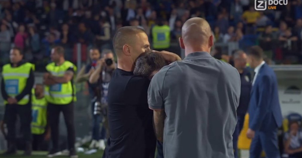 Di Francesco in lacrime a fine partita: Paolo e Fabio Cannavaro lo consolano. Zdocu