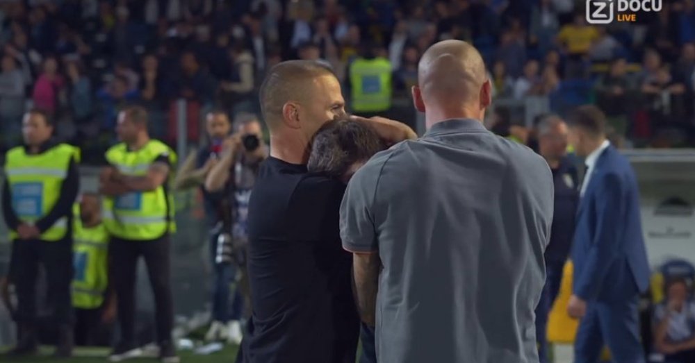 Di Francesco in lacrime a fine partita: Paolo e Fabio Cannavaro lo consolano. Zdocu