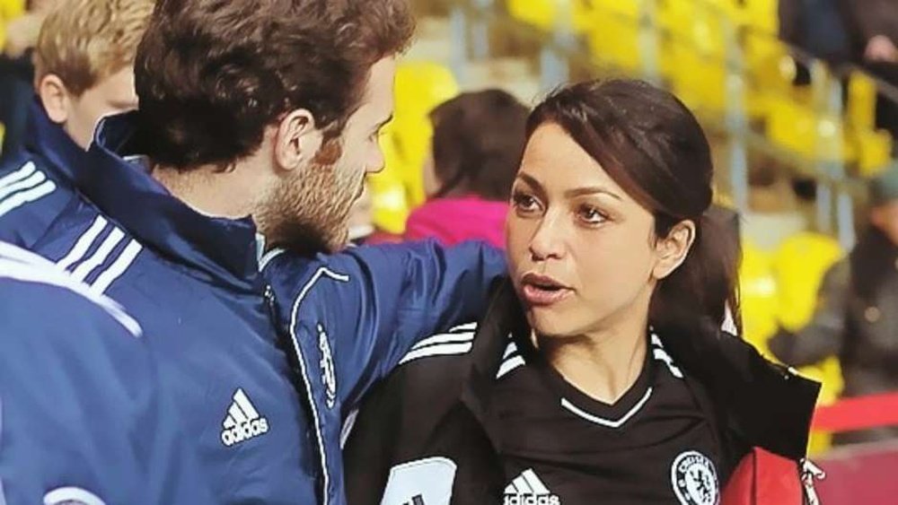 Eva Carneiro charla amigablemente con Juan Mata en la etapa de este en el Chelsea.