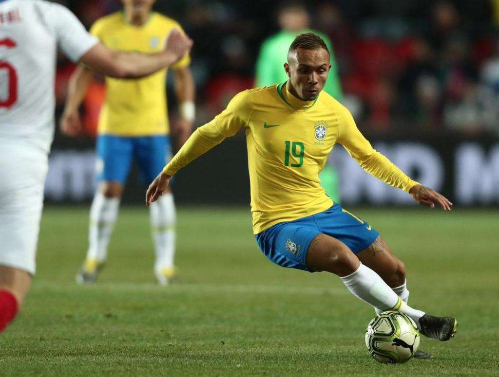 Everton com a camisa da Seleção Brasileira. 