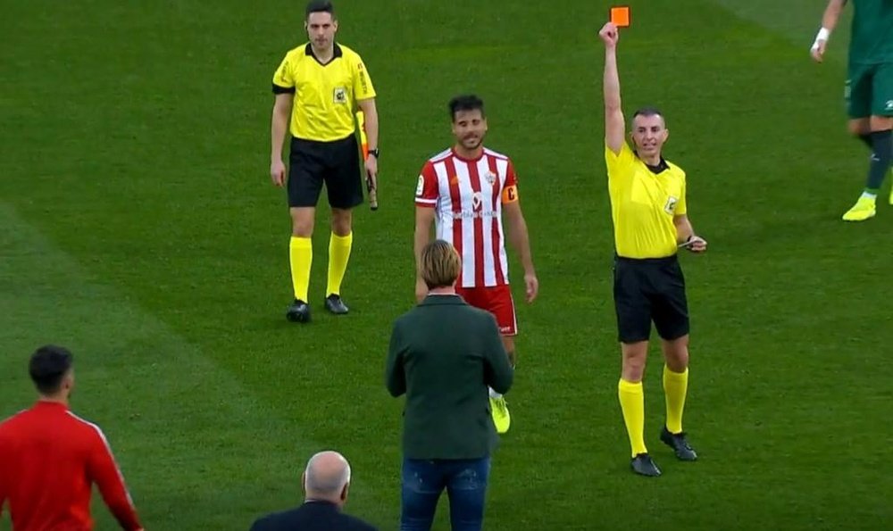 El técnico vio la roja directa. Captura/Movistar