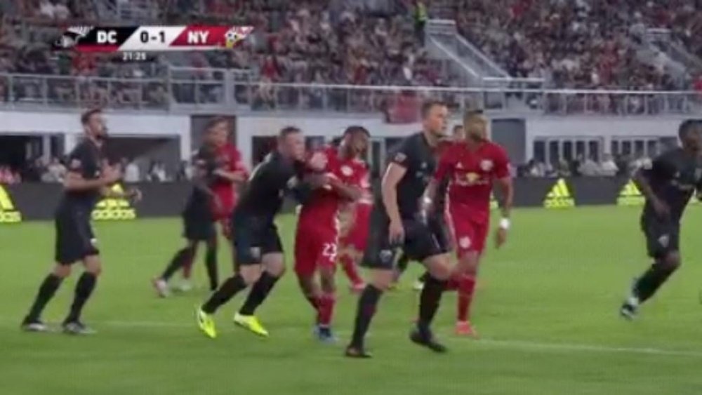 Rooney expulsé pour agression. Capture/MLS