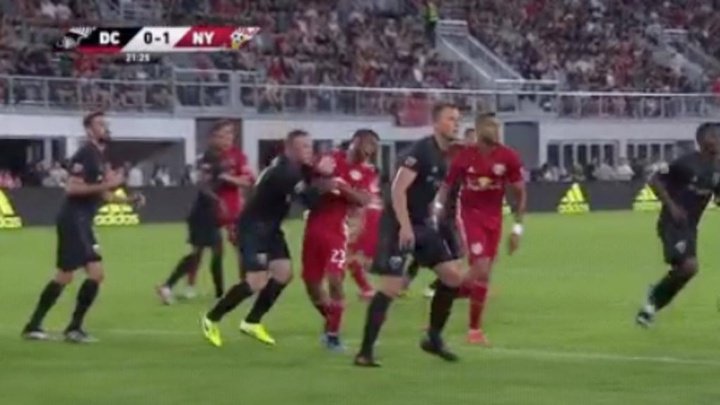 Rooney expulsé pour agression