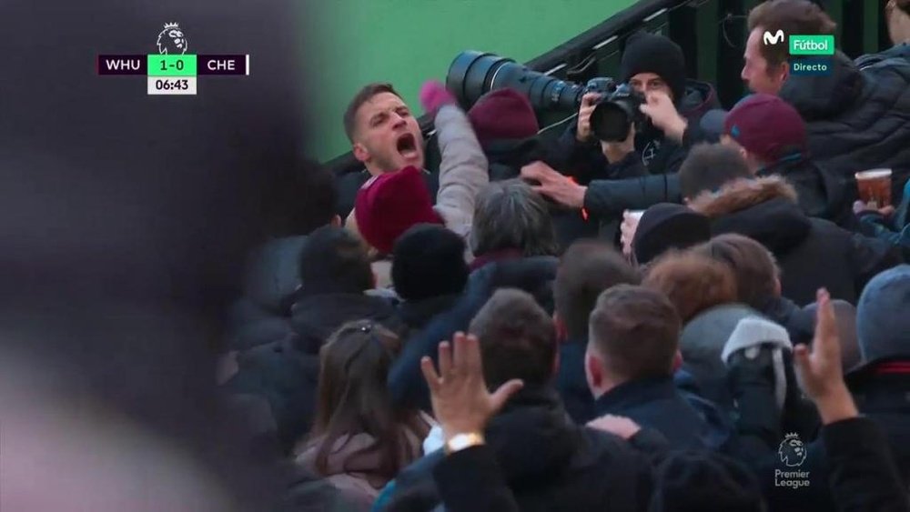 Éxtasis de Arnautovic en el festejo con los hinchas del West Ham ante el Chelsea. Twitter/MFutbol