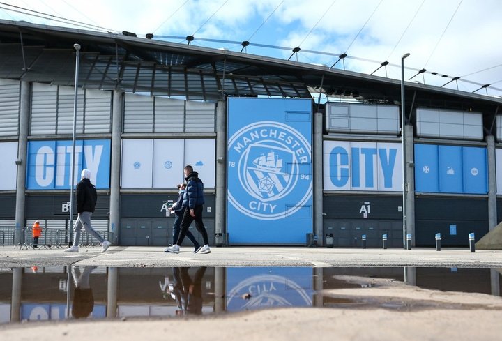 City suspend deux supporters après des chants insultants envers Sir Bobby Charlton