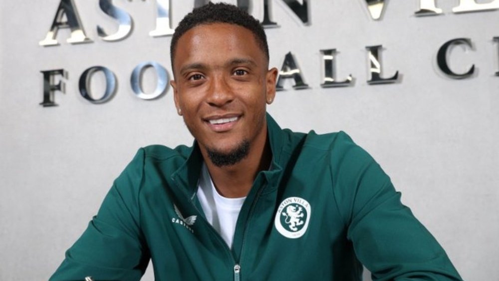 Ezri Konsa, pieza clave de Emery, extendió su contrato hasta 2028. AVFC