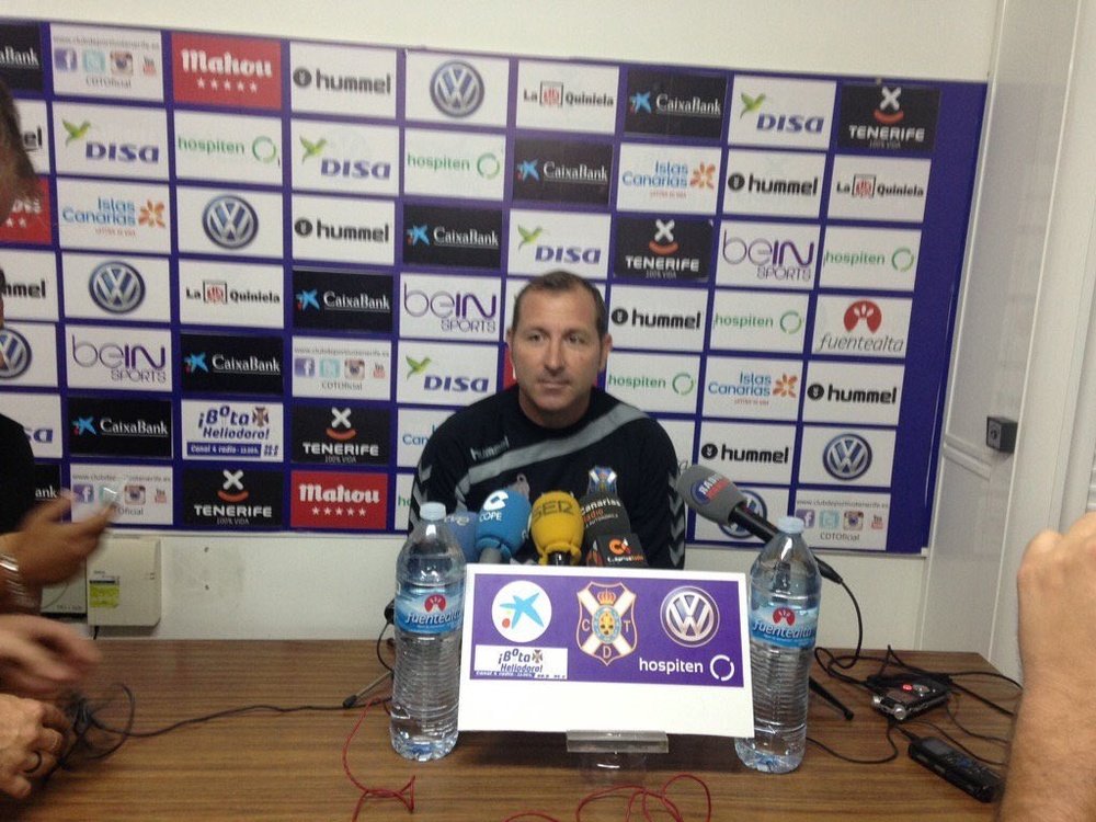 Fabián Rivero, segundo entrenador del Tenerife, en rueda de prensa en lugar del sancionado Agné. Twitter