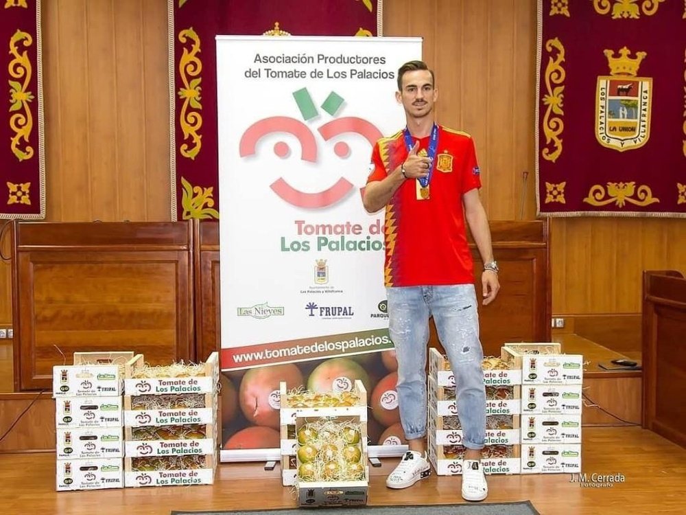Los Palacios premió a Fabián con su peso en tomates. FabiánRP52